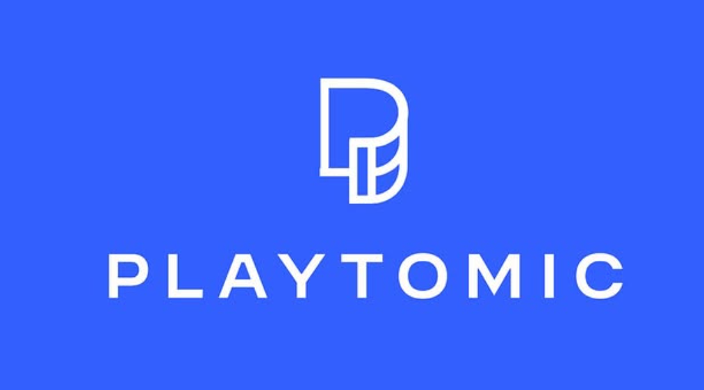Blauer Hintergrund mit dem weißen Playtomix-Logo in der Mitte.