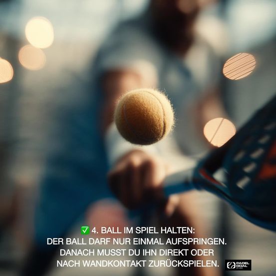 Ein Tennisspieler ist dabei, einen Tennisball in die Luft zu schlagen. Der Ball wird einmal aufspringen und dann zurückgegeben. Der Spieler trägt ein blaues Hemd und Shorts.