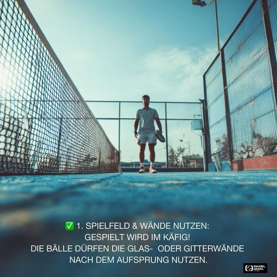 Ein Mann steht auf einem blauen Padel-Court und hält Schläger und Ball. Der Platz ist von einem Zaun mit Netz umgeben. Der Himmel ist blau mit einigen Wolken.
