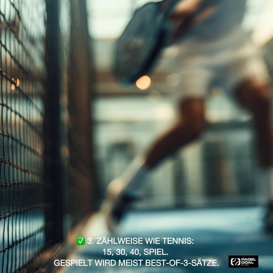 Eine Person spielt Padel, das Spiel wird wie Tennis gespielt. Punkte sind 15, 30, 40, Spiel. Meist wird im Best-of-3-Sätzen gespielt.