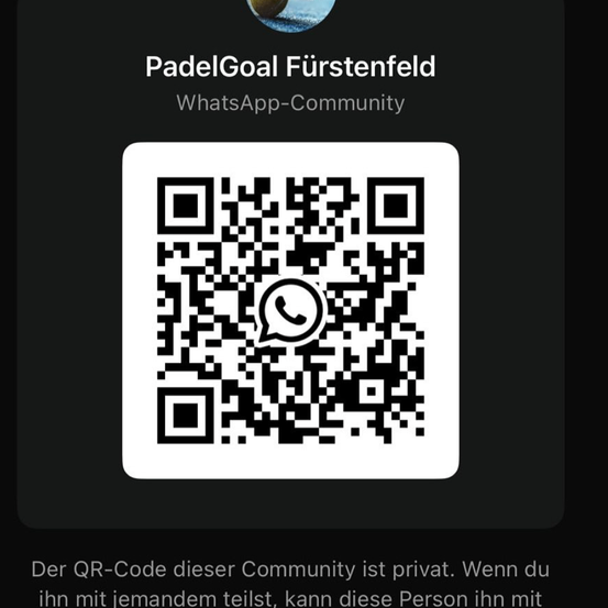 Das Bild zeigt eine WhatsApp-Community namens PadelGoal Furstenfeld mit einem QR-Code. Es wird darauf hingewiesen, dass der Code privat ist und teilen damit anderen Zugriff ermöglichen kann.