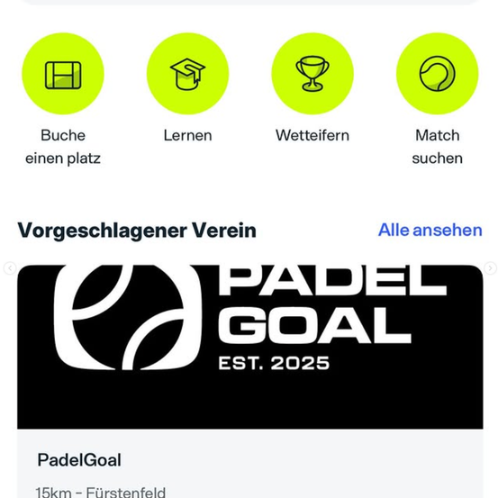 Ein Bildschirm zeigt die Padel Goal App mit Symbolen für Buchung, Lernen, Wettbewerbe und Matchsuche. Ein Banner hebt einen vorgeschlagenen Verein hervor mit der Option, alle anzuzeigen. Unten ist ein Logo für Padel Goal mit dem Text EST. 2025 abgebildet.