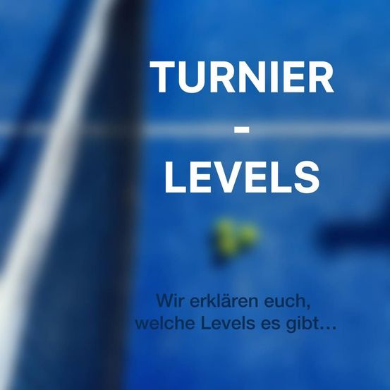 Ein Tennisplatz wird gezeigt, 'Turnier Levels' steht in weißen Buchstaben. Unten ist ein kleiner Tennisball zu sehen. Das Bild ist unscharf.