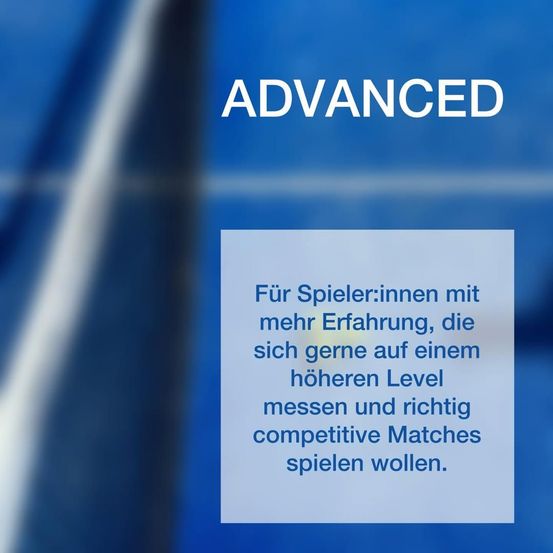Das Bild zeigt einen blauen Hintergrund mit weißem Text, der 'ADVANCED' besagt. Darunter befindet sich ein weißes Rechteck mit weiterem Text über Spieler, die gerne auf einem höheren Niveau spielen.