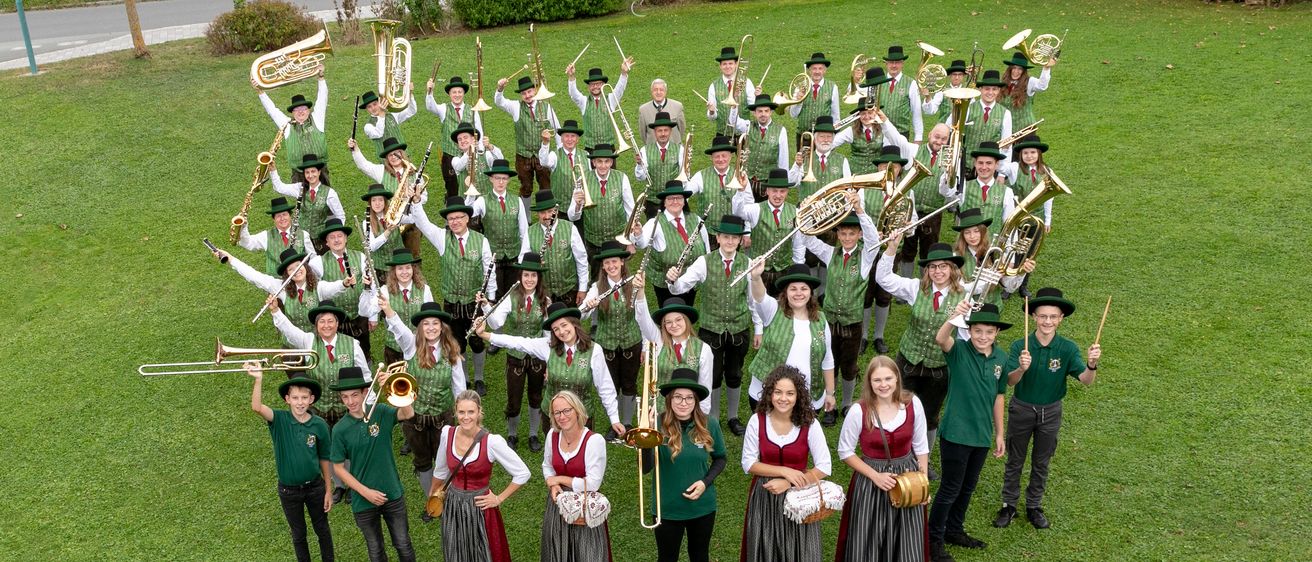 Bild enthält, People, Person, Group Performance, Music, Music Band, Musical Instrument, Musician, Performer, Grass, Tuba