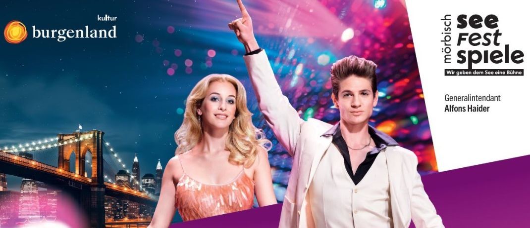 Eine Werbung zeigt zwei tanzende Personen vor einer Stadtsilhouette mit Scheinwerferlicht auf ihnen.