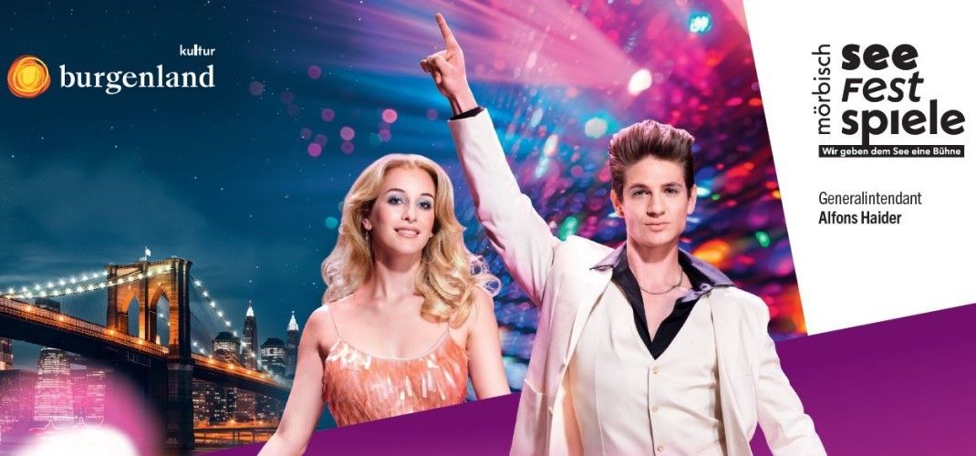 Eine Werbung zeigt zwei tanzende Personen vor einer Stadtsilhouette mit Scheinwerferlicht auf ihnen.