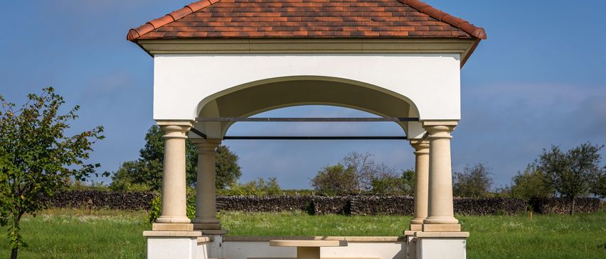 Bild enthält, Outdoors, Architecture, Building, Shelter, Gazebo, Grass, Plant, Arch, Bench, Furniture