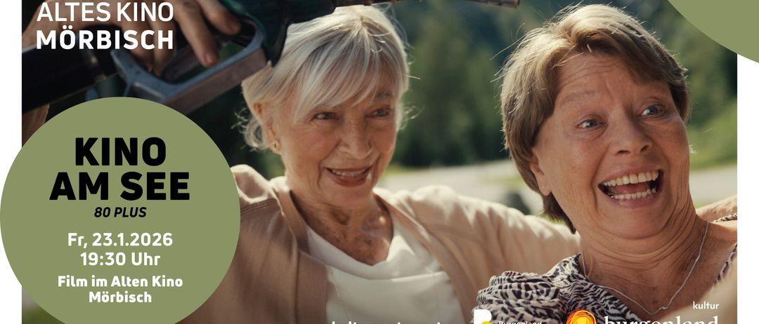 Zwei ältere Frauen lächeln, während sie ein Auto mit Kraftstoff betanken. Die linke Frau hält die Zapfsäule. Das Bild hat grüne und weiße Überlagerungen mit Text.