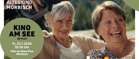 Zwei ältere Frauen lächeln, während sie ein Auto mit Kraftstoff betanken. Die linke Frau hält die Zapfsäule. Das Bild hat grüne und weiße Überlagerungen mit Text.