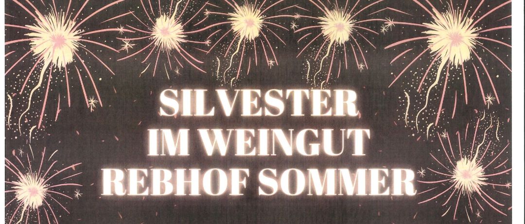 Schwarzes Poster mit weißen Texten, die eine Silvesterfeier im Rebhof Sommer bewerben. Es zeigt Feuerwerk, Datum, Uhrzeit und Ort.