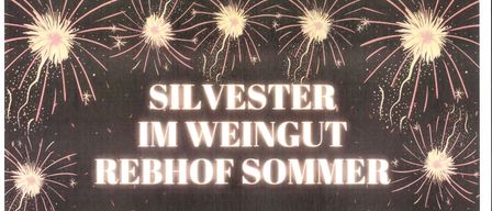Schwarzes Poster mit weißen Texten, die eine Silvesterfeier im Rebhof Sommer bewerben. Es zeigt Feuerwerk, Datum, Uhrzeit und Ort.