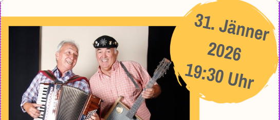 Zwei ältere Männer lächeln und halten Musikinstrumente in den Händen. Einer spielt Akkordeon und der andere Gitarre. Datum und Uhrzeit sind in der oberen rechten Ecke.