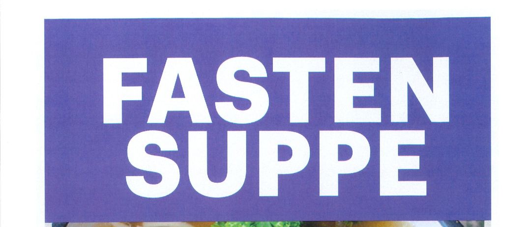 Ein Plakat zeigt eine Schüssel mit Suppe, Nudeln, Karotten und Petersilie. Der Titel lautet 'Fasten Suppe'. Eine Bildunterschrift lautet 'Die rom.-kath. Pfarrgemeinde lädt herzlich zur heurigen Fastensuppe ein.' Unten ist 'SO 1. MÄRZ' zu sehen.