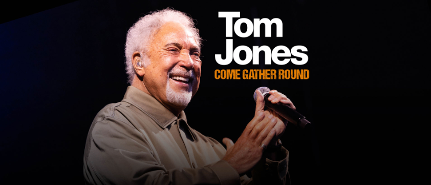 Tom Jones tritt am Montag, 3. August 2026, in der Seebühne Mörbisch auf. Er hält ein Mikrofon, lächelt und singt.