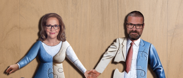 Ein Bild von einem Paar, das Hand in Hand steht und aus Puzzleteilen besteht, vor einem holzfarbenen Hintergrund.