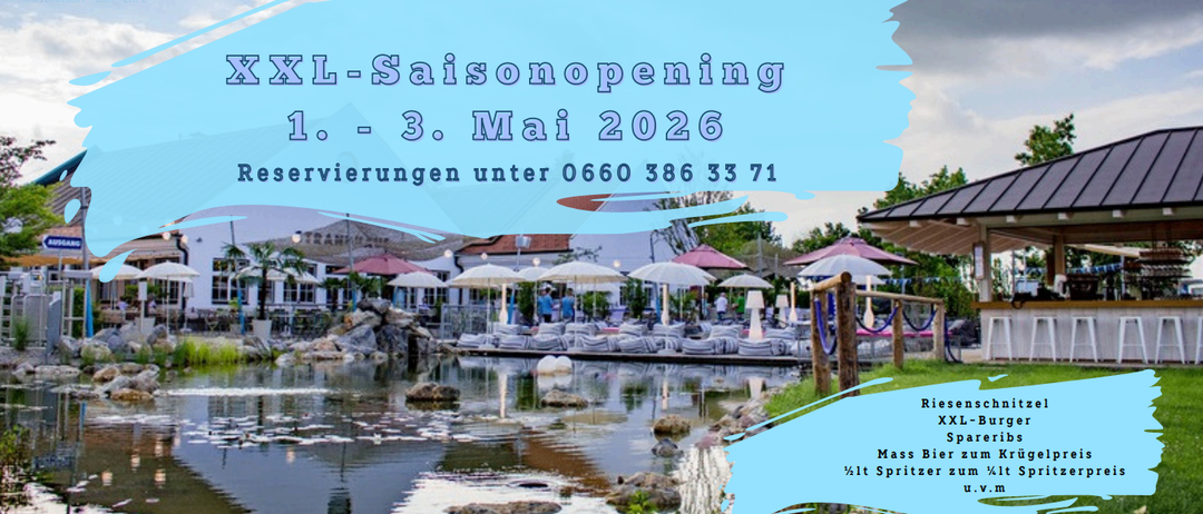 XL-Saisoneröffnung vom 1. bis 3. Mai 2026. Reservierungen unter 0660 386 33 71. Eine ruhige Landschaft mit einem Gewässer und Liegestühlen unter Sonnenschirmen.