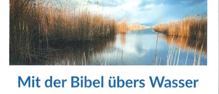 Eine malerische Bootsfahrt auf einem ruhigen See. Termine und Zeiten für die Tour sind unten aufgeführt.