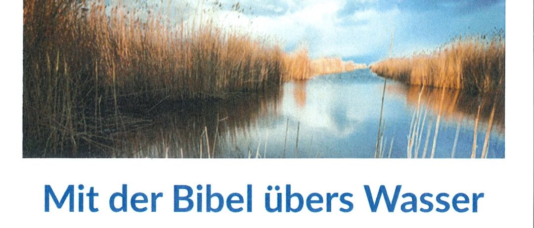Eine malerische Bootsfahrt auf einem ruhigen See. Termine und Zeiten für die Tour sind unten aufgeführt.