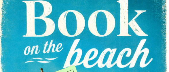 Ein Buch am Strand mit einem Liegestuhl, einem Schirm und Sand. Es steht 'Book on the beach' auf dem Cover.