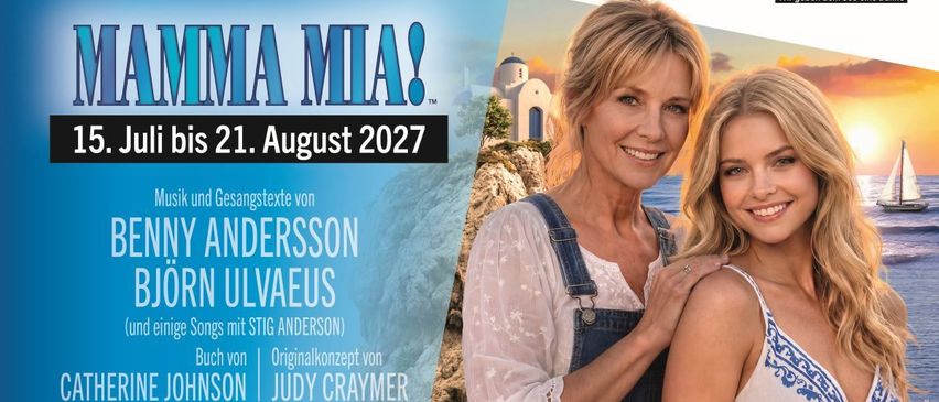 Ein Werbeplakat für das Musical 'Mamma Mia!' mit zwei lächelnden Frauen und einer landschaftlichen Kulisse. Das Plakat enthält Informationen über die Musik und Texte von Benny Andersson und Björn Ulvaeus und erwähnt Judy Craymer als Schöpferin des Originalkonzepts.