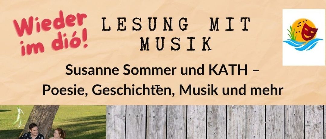 Ein Plakat zeigt eine Frau, die auf einer Holzterrasse liegt, begleitet von einem Mann und einer Frau, die auf Gras sitzen. Das Plakat enthält Text über eine Veranstaltung mit Poesie, Geschichten und Musik von Susanne Sommer und KATH.