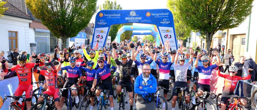 Bild enthält, People, Person, Shoe, Helmet, Glove, Bicycle, Cycling, Adult, Female, Woman