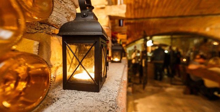 Bild enthält, Lighting, Lamp, Lantern, Road, Floor, Person, Path, Fireplace, Walkway, Wood