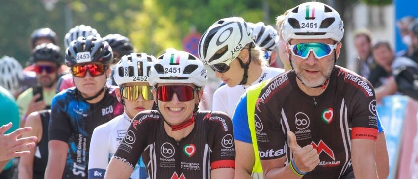 Bild enthält, Helmet, Bicycle, Cycling, Person, Sunglasses, Adult, Male, Man, Female, Woman