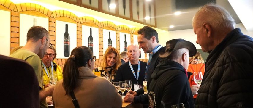 Bild enthält, Restaurant, Urban, Adult, Male, Man, Person, Female, Woman, Glasses, Handbag