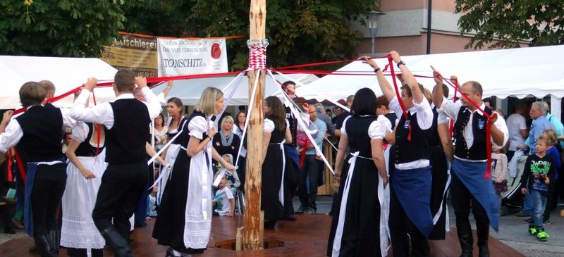 Bild enthält, People, Person, Adult, Female, Woman, Male, Man, Clothing, Footwear, Shoe