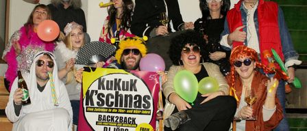 Gruppenfoto von Menschen in 70er- und 80er-Jahre-Kostümen. Die Veranstaltung ist KuKuk K'schnas, eine Live-Party mit DJ Jorg am 16. Februar 2019.
