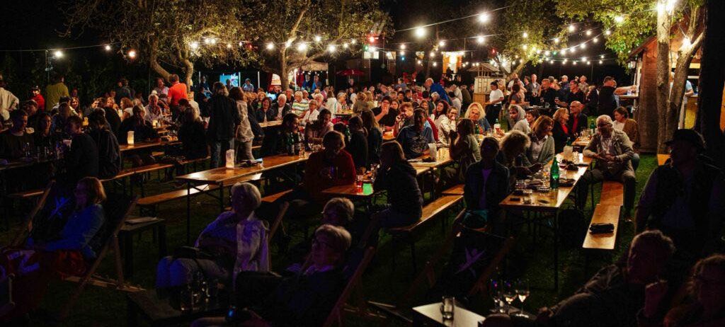 Bild enthält, Urban, People, Person, Concert, Adult, Female, Woman, Lighting, Male, Man