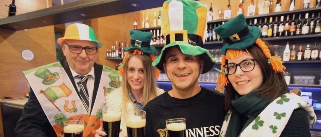 Bild enthält, Pub, Person, Photography, Portrait, Beer, Adult, Female, Woman, Lager, Bar Counter