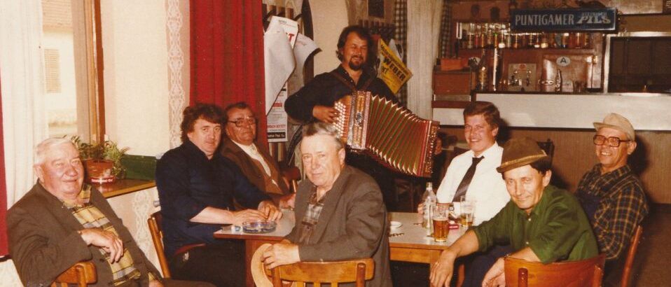 Bild enthält, Dining Room, Dining Table, Furniture, Table, Restaurant, Person, Portrait, Adult, Male, Man