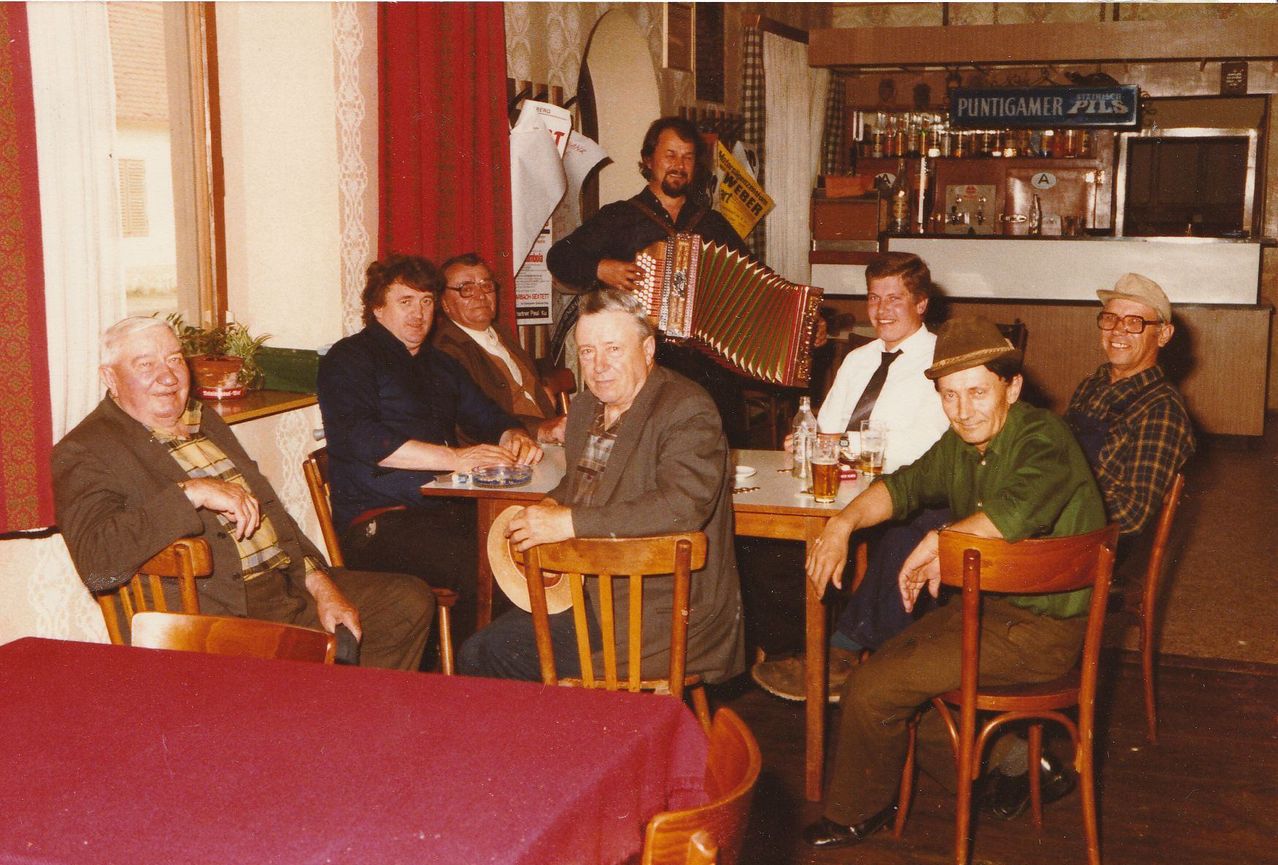 Bild enthält, Dining Room, Dining Table, Table, Restaurant, Person, Portrait, Adult, Male, Man, Chair