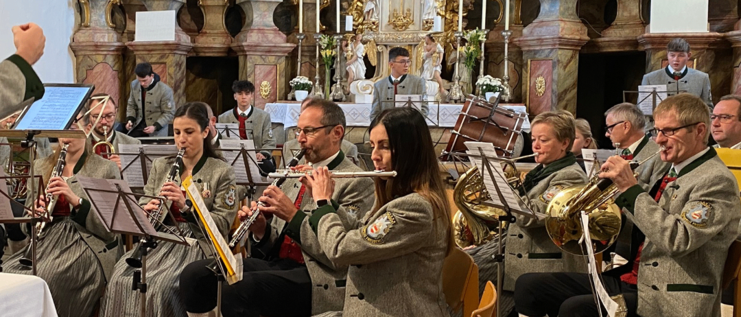Ein Musikensemble spielt in einer Kirche. Der Text lautet 'Cicilia Messe in der Stadtpfarrkirche Friedberg'. Das Datum der Veranstaltung ist 09.11.2025.