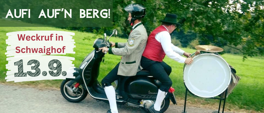 Zwei Männer in traditioneller deutscher Kleidung fahren einen Roller, einer spielt eine Trommel und der andere trägt einen Helm. Das Bild hat einen grünen Rand und Textüberlagerung.