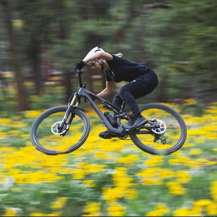 Bild enthält, Bicycle, Transportation, Vehicle, Person, Machine, Wheel, Clothing, Glove, Cycling, Shoe