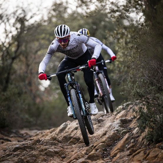 Bild enthält, Helmet, Bicycle, Vehicle, Clothing, Glove, Cycling, Person, Wheel, Shoe, Slope