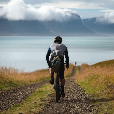 Bild enthält, Person, Gravel, Walking, Glove, Handbag, Helmet, Bicycle, Shoe, Wheel, Cycling