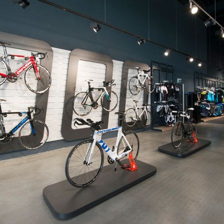 Bild enthält, Machine, Wheel, Bicycle, Transportation, Vehicle, Indoors, Person