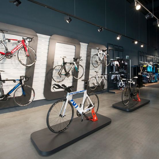 Bild enthält, Machine, Wheel, Bicycle, Transportation, Vehicle, Indoors, Person