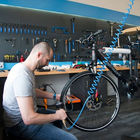 Bild enthält, Factory, Manufacturing, Adult, Male, Man, Person, Workshop, Wheel, Bicycle, Spoke