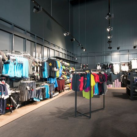 Bild enthält, Architecture, Building, Shop, Indoors, Clothing, Coat, Market, Person