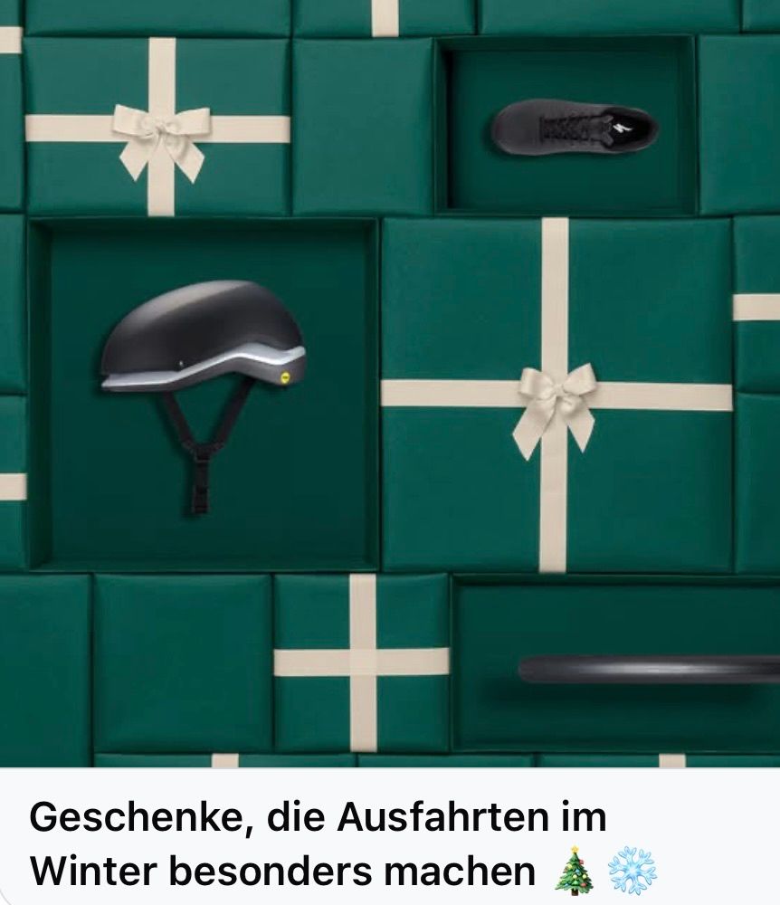 Ein schwarzer Helm und ein Paar Turnschuhe liegen zwischen grünen Geschenkboxen, die mit weißen Schleifen versehen sind. Das Bild hat einen deutschen Textüberlagerung, der 'Geschenke, die Ausfahrten im' lautet.