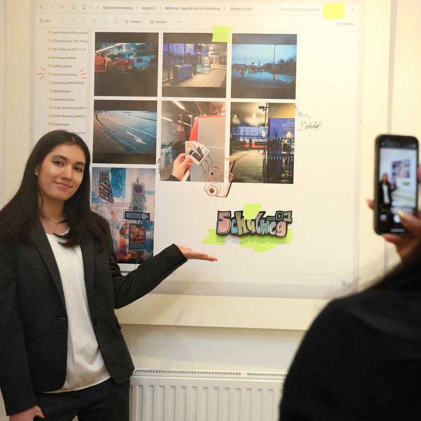 Bild enthält, Mobile Phone, Phone, Adult, Female, Person, Woman, Jacket, Suit, Advertisement, Blazer