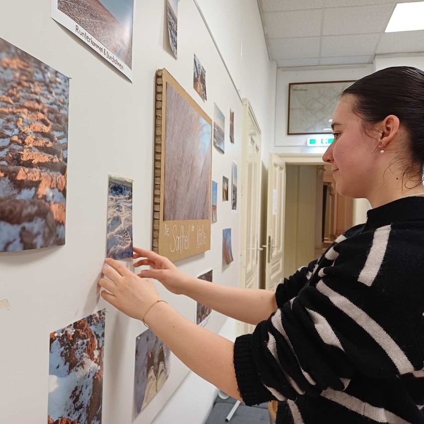 Bild enthält, Adult, Female, Person, Woman, Art, Art Gallery, Face, Head, Painting