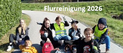 Eine Gruppe von Kindern in Warnwesten posiert für ein Foto auf einer Straße. Ein Plastikbeutel liegt auf dem Boden. Der Text lautet 'Flurreinigung 2026'.
