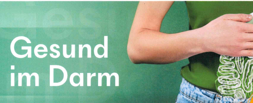 Eine Person mit einem grünen Oberteil und Jeans, die ihren Bauch hält, vor einem grünen Hintergrund mit dem Text 'Gesund am Darm'.